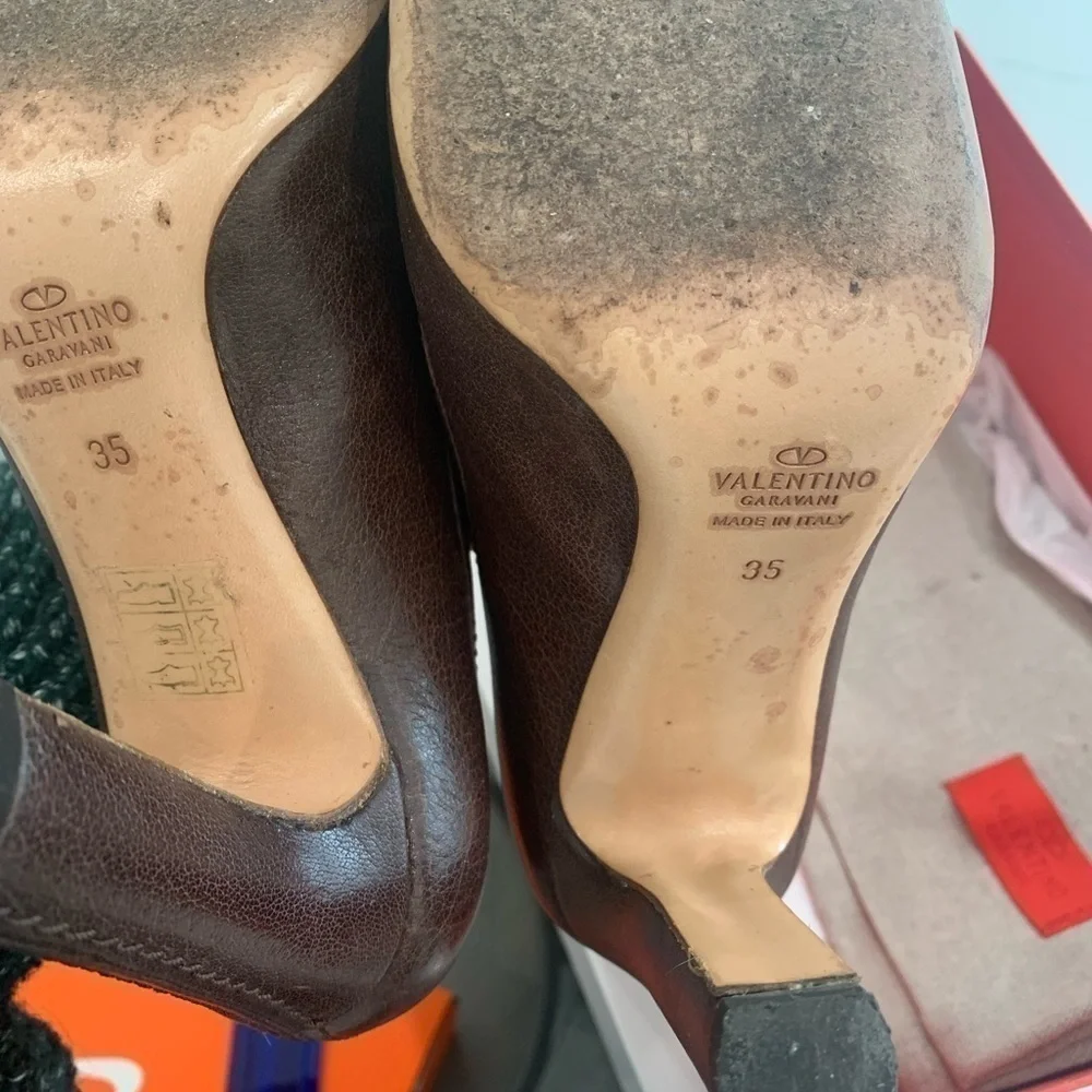𝅺VALENTINO vintage distressed brown leather square toe pumps EUC sz 35 or 5